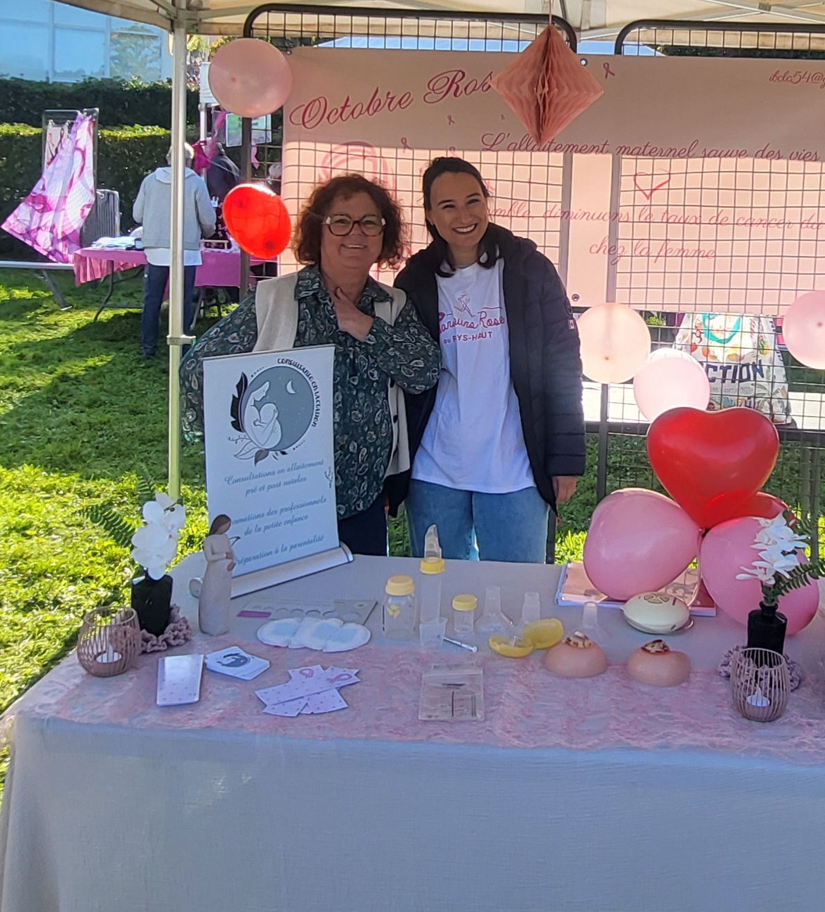 Bénédicte Lardenois, consultante IBCLC, sur le stand d'information allaitement du Parcours Rose Pays-Haut 2025 à Mont-Saint-Marint, avec du matériel de démonstration.